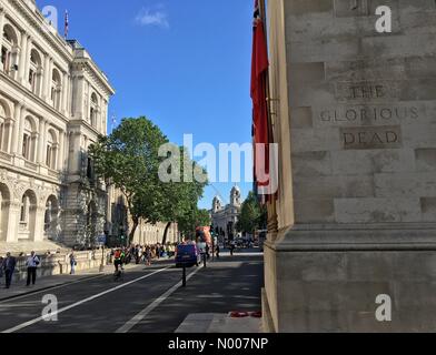 Le Parlement St, Londres, Royaume-Uni. 24 Juin, 2016. Les journalistes se réunissent en dehors de Downing Street comme Cameron démissionne Crédit : Steve Bright/StockimoNews/Alamy Live News Banque D'Images