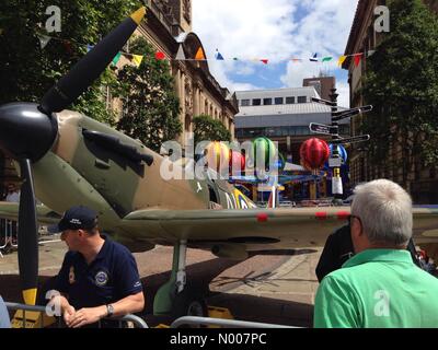 Preston, Lancashire, Royaume-Uni. 25 Juin, 2016. Spitfire réplique affiche sur Drapeau Preston pour le marché du crédit de la Journée des Forces armées : Roger Goodwin/StockimoNews/Alamy Live News Banque D'Images