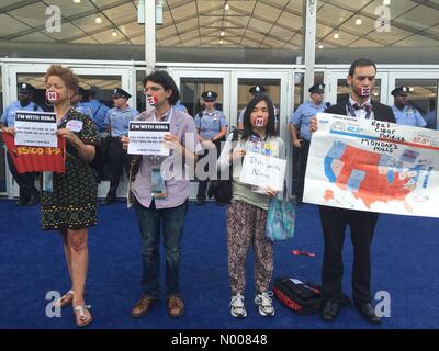 S Broad St, Philadelphia, Pennsylvania, USA. 27 juillet, 2016. Les manifestants à l'extérieur de la tente des médias à la Convention Nationale Démocratique. Credit : Don Mennig/StockimoNews/Alamy Live News Banque D'Images