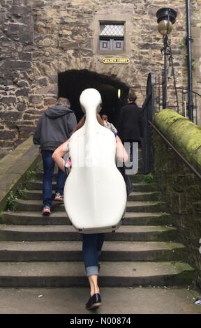 Edinburgh, Ecosse, Royaume-Uni. 5 Août, 2016. Musicien de marche de performance pendant le Festival d'Edimbourg le 4 août 2016, l'Écosse , Royaume-Uni / StockimoNews highbrow : Crédit/Alamy Live News Banque D'Images