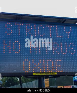 Londres, Royaume-Uni. Août 29, 2016. Electric signe sur zone publique de Clapham Common, l'extérieur du festival de musique de crédit : anakinscattykin barrière / StockimoNews/Alamy Live News Banque D'Images