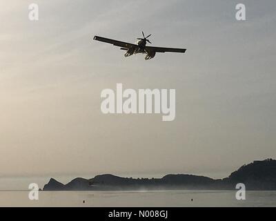 Plan de lutte contre l'incendie la collecte d'eau de mer pour lutter contre les incendies sauvages à Javea et Denia, Valence, Espagne. Les militaires ont été appelés en et des centaines de maisons évacuées. 5 Sept 2016 Banque D'Images