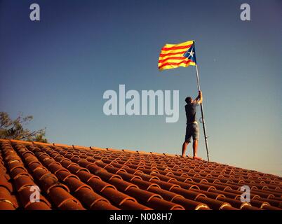 Llerona, Espagne. 8 Septembre, 2016. Dans le village de Llerona (30 kms de Barcelone, Espagne), un homme fixe un drapeau estelada (signe d'independantism catalan) au sommet de sa maison le 8 septembre 2016, deux jours avant la Journée nationale de la Catalogne. Jobopa StockimoNews Crédit : //Alamy Live News Banque D'Images