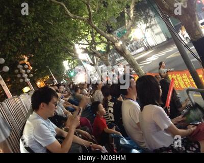 Shanghai, Chine. 9 Septembre, 2016. Défilé du Festival du tourisme de Shanghai, nuit de répétition foule se rassemble pour Regarder dans, Huaihai Road Crédit : Chine / StockimoNews LaVito Leonardo/Alamy Live News Banque D'Images