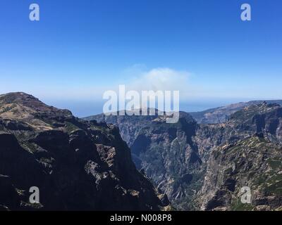 Pico do Arieiro, Madère. 28 Septembre, 2016. Ce qui ressemble à une épaisse fumée à la hausse dans les montagnes à l'ouest de Funchal à Madère. Prises de Pico do Arieiro à south west Credit : anakinscattykin StockimoNews //Alamy Live News Banque D'Images