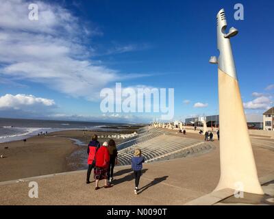 UK Météo : ensoleillé après-midi à Cleveleys dans le Lancashire. Marcher le long de la promenade un dimanche après-midi Banque D'Images