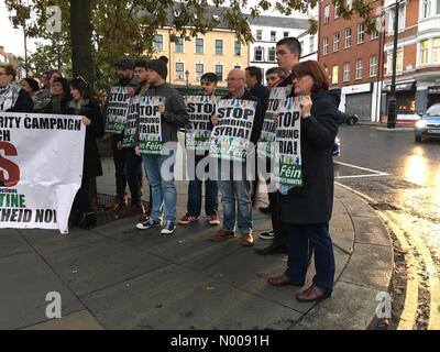 Le Diamond, Derry, Irlande du Nord. 19 octobre 2016. Le Sinn Fein - cesser ses bombardements Syrie - Manifestants holding pour mettre en évidence les affiches en Syrie : bombardements Crédit Darron Mark / StockimoNews/Alamy Live News Banque D'Images