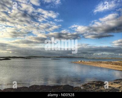 High St, conseil informatique, au Royaume-Uni. 23 Oct, 2016. Plage Rhosneigr, Anglesey, au nord du Pays de Galles, Royaume-Uni, en fin d'après-midi en octobre Crédit : Charlotte Machin/StockimoNews/Alamy Live News Banque D'Images