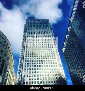 Londres, Royaume-Uni. 07Th Nov, 2016. Météo Royaume-uni 7 Novembre 2016 : marche rapide a des vents du nord et froid conditions lumineuses à Londres. Canary Wharf au soleil. /StockimoNews jamesjagger : Crédit/Alamy Live News Banque D'Images