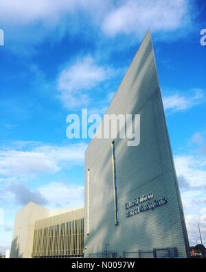 Pont de la liberté Rd, London, UK. 07Th Nov, 2016. Météo Royaume-uni 7 Novembre 2016 : marche rapide a des vents du nord et froid conditions lumineuses à Londres. Stratford au soleil. /StockimoNews jamesjagger : Crédit/Alamy Live News Banque D'Images