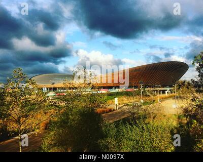 Londres, Royaume-Uni. 07Th Nov, 2016. Météo Royaume-uni 7 Novembre 2016 : marche rapide a des vents du nord et froid conditions lumineuses à Londres. Le Vélodrome à Stratford dans le soleil. /StockimoNews jamesjagger : Crédit/Alamy Live News Banque D'Images