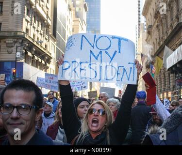 New York, New York, USA. 12 Nov, 2016. Femme holdinhsignshouts à NYC protester contre l'atout de Donald : BumbyPix StockimoNews / crédit / Alamy Live News Banque D'Images