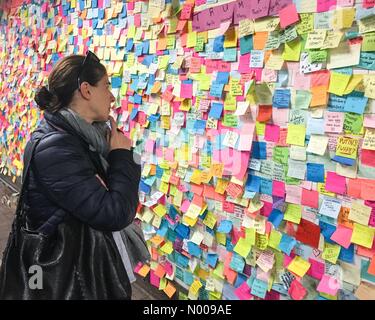 Union Square W, New York, New York, USA. 17 novembre, 2016. Femme en face de Post-It Note au mur de la station de métro Union Square à New York, NY Le mur let's new-yorkais poster leur sentiment au sujet de l'élection. /StockimoNews BumbyPix : Crédit/Alamy Live News Banque D'Images