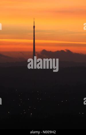 Emley, Kirklees, West Yorkshire. 30Th Nov, 2016. Mât Emley coucher du soleil. Emley Moor station émettrice. Coucher de soleil coloré. Credit : PennPix StockimoNews / Matt / Pennington/Alamy Live News Banque D'Images