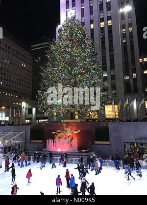 New York, New York, USA. 06Th Dec, 2016. Les foules au Rockefeller Center à New York City Crédit : JimNest StockimoNews //Alamy Live News Banque D'Images