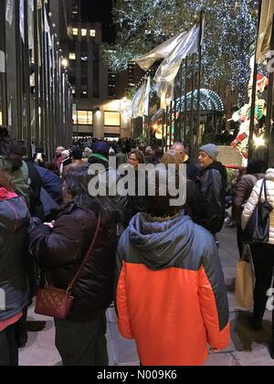New York, New York, USA. 06Th Dec, 2016. Les foules au Rockefeller Center à New York City Crédit : JimNest StockimoNews //Alamy Live News Banque D'Images