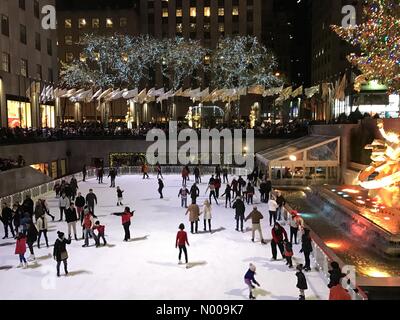 West 50th Street, New York, New York, USA. 06Th Dec, 2016. Les foules au Rockefeller Center à New York City Crédit : JimNest StockimoNews //Alamy Live News Banque D'Images