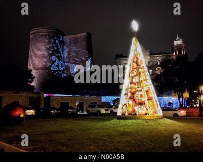 Baku, Azerbaïdjan - 30 décembre 2016 : nouvelle année trois et la Tour de la lumière de l'éclairage avec horloge analogique avec les chiffres 2017, l'Unesco patrimoine de Bakou, Azerbaïdjan Banque D'Images