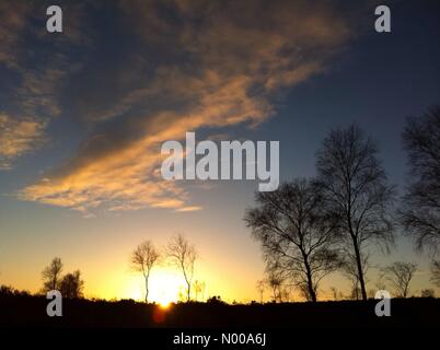 Sunderland Rd, Bradley, Keighley, UK. 09Th Jan, 2017. Coucher de soleil sur au-dessus de la balise de Farnhill aire Valley dans le Yorkshire, à la fin de la maison de banque © Alan/StockimoNews/Alamy Live News Banque D'Images