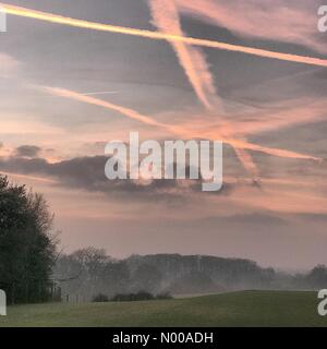 Ln Ashstead, Godalming, UK. 17 Jan, 2017. Météo France : Coucher de soleil sur Godalming. Ashtead Lane, Godalming. 17 Jan 2017. Au cours de la Misty Home Counties ce soir comme les températures ont chuté rapidement. Godalming à Surrey. /StockimoNews jamesjagger : Crédit/Alamy Live News Banque D'Images