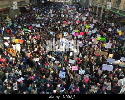 New York, USA. 21 Jan, 2017. Marche des femmes à New York à l'Est sur la 42e Rue Crédit : Rachel Cauvin/StockimoNews/Alamy Live News Banque D'Images