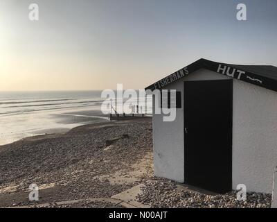 Shore Rd, East Wittering, Chichester, Royaume-Uni. 22 janvier, 2017. UK Météo : ensoleillé à East Wittering. Front de mer, à l'Est Wittering. 22 janvier 2017. Conditions de haute pression à froid a beau temps pour la côte sud de l'Angleterre. East Wittering beach, West Sussex. /StockimoNews jamesjagger : Crédit/Alamy Live News Banque D'Images