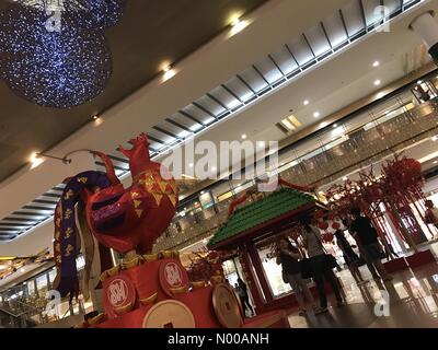 Sergio Osmeña II Monument, Kaohsiung Ave, Cebu City, Cebu, Philippines. 26 janvier, 2017. Un incendie géant coq a été l'élément central de SM Mall Cebu City comme la Ville Reine célèbre le Nouvel An chinois. Sherbien Dacalanio : Crédit/StockimoNews/Alamy Live News Banque D'Images