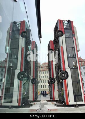 Dresde, Allemagne. Feb 9, 2017. Sculpture controversée de 3 autobus verticale symbolisant l'anti sniper barricade à Alep par Syrian-German Halbouni artiste Manaf / StockimoNews highbrow : Crédit/Alamy Live News Banque D'Images