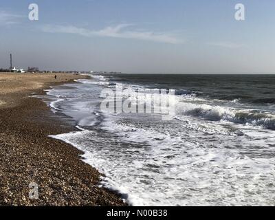 Hayling Island, Royaume-Uni. Feb 13, 2017. UK Météo : ensoleillé à Hayling Island. Beachlands, Hayling Island. 13 févr. 2017. Forts vents de l'été soleil et vagues à la côte sud de l'Angleterre. Hayling Island dans le Hampshire. /StockimoNews jamesjagger : Crédit/Alamy Live News Banque D'Images