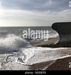 Hayling Island, Royaume-Uni. Feb 13, 2017. UK Météo : ensoleillé à Hayling Island. Beachlands, Hayling Island. 13 févr. 2017. Forts vents de l'été soleil et vagues à la côte sud de l'Angleterre. Hayling Island dans le Hampshire. /StockimoNews jamesjagger : Crédit/Alamy Live News Banque D'Images