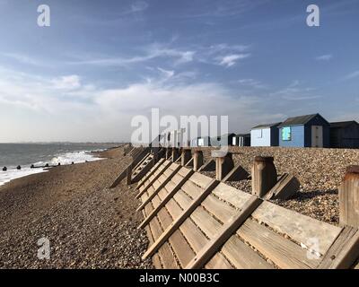 Hayling Island, Royaume-Uni. Feb 13, 2017. UK Météo : ensoleillé à Hayling Island. Beachlands, Hayling Island. 13 févr. 2017. Forts vents de l'été soleil et vagues à la côte sud de l'Angleterre. Hayling Island dans le Hampshire. /StockimoNews jamesjagger : Crédit/Alamy Live News Banque D'Images