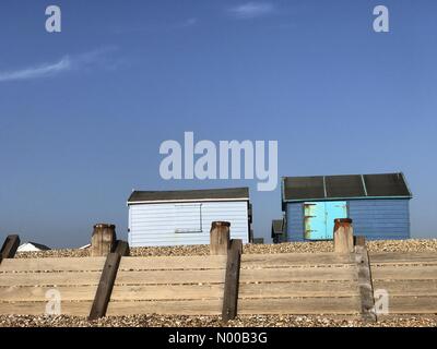 Hayling Island, Royaume-Uni. Feb 13, 2017. UK Météo : ensoleillé à Hayling Island. Beachlands, Hayling Island. 13 févr. 2017. Forts vents de l'été soleil et vagues à la côte sud de l'Angleterre. Hayling Island dans le Hampshire. /StockimoNews jamesjagger : Crédit/Alamy Live News Banque D'Images