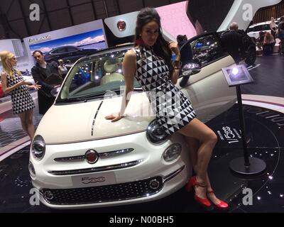 Genève, Suisse. 7 mars, 2017. Pose sur modèle voiture Fiat 500 au Salon de Genève 2017. Highbrow / StockimoNews : Crédit/Alamy Live News Banque D'Images