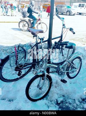 New York, USA. 17 mars, 2017. New York, USA. Mar 17, 2017. Au soleil les New-yorkais de la neige travail laissé en vie quotidienne Crédit : Linda Gerardi / StockimoNews/Alamy Live News Crédit : Linda Gerardi / StockimoNews/Alamy Live News Banque D'Images