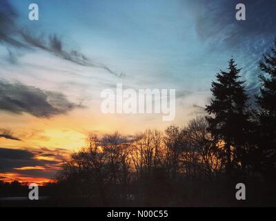 Tuesley Ln, Godalming, UK. Mar 26, 2017. Météo France : Coucher de soleil sur Godalming. Tuesley ferme, Godalming. 26 mars 2017. Les conditions anticycloniques haute pression sur les Home Counties aujourd'hui. Coucher de soleil sur Godalming à Surrey. /StockimoNews jamesjagger : Crédit/Alamy Live News Banque D'Images