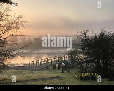 Dodnor Ln, Newport, Royaume-Uni. Mar 28, 2017. Météo France : Lever du Soleil à Newport. Les conditions anticycloniques haute pression a beau ensoleillé de l'île de Wight ce matin. Newport de Hants. /StockimoNews jamesjagger : Crédit/Alamy Live News Banque D'Images