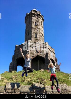 Météo France : journée ensoleillée à Blackburn, Lancashire. Deux jeunes filles s'amuser dans le soleil à Darwen Jubilee tour sur les Maures au-dessus de Blackburn. Banque D'Images