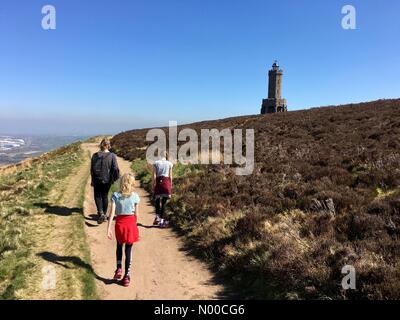 Météo France : journée ensoleillée à Blackburn, Lancashire. Balades en famille Soleil vers Darwen Tower sur les Maures au-dessus de Blackburn Banque D'Images