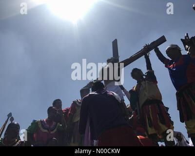 Malolos, Bulacan, Philippines. 13 avr, 2017. Roger Marcos, un homme gai d'Paombong, Bulacan a été crucifié (pour 10 ans) le jeudi saint comme forme de sa pénitence et sacrifice pour demander à Dieu de guérir son oncle souffrant de maladie du foie. Sherbien Dacalanio : Crédit/StockimoNews/Alamy Live News Banque D'Images