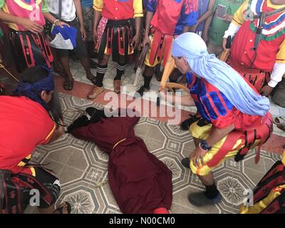 Malolos, Bulacan, Philippines. 13 avr, 2017. Roger Marcos, un homme gai d'Paombong, Bulacan a été crucifié (pour 10 ans) le jeudi saint comme forme de sa pénitence et sacrifice pour demander à Dieu de guérir son oncle souffrant de maladie du foie. Sherbien Dacalanio : Crédit/StockimoNews/Alamy Live News Banque D'Images