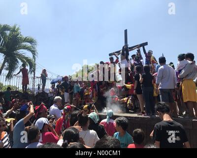 Malolos, Bulacan, Philippines. 13 avr, 2017. Roger Marcos, un homme gai d'Paombong, Bulacan a été crucifié (pour 10 ans) le jeudi saint comme forme de sa pénitence et sacrifice pour demander à Dieu de guérir son oncle souffrant de maladie du foie. Sherbien Dacalanio : Crédit/StockimoNews/Alamy Live News Banque D'Images