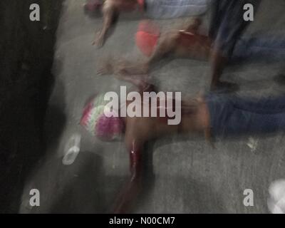 Malolos, Bulacan, Philippines. 13 avr, 2017. Des dizaines d'hommes du village dans Paombong Kapitangan, Bulacan effectuer la flagellation dans la nuit du Jeudi Saint (avril 13,2017). Sherbien Dacalanio : Crédit/StockimoNews/Alamy Live News Banque D'Images