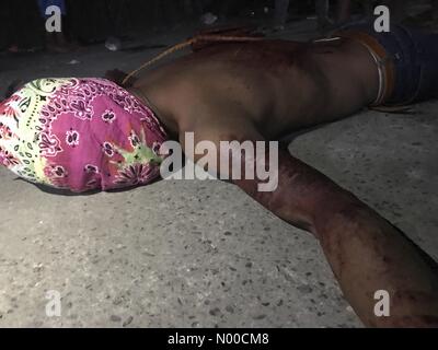 Malolos, Bulacan, Philippines. 13 avr, 2017. Des dizaines d'hommes du village dans Paombong Kapitangan, Bulacan effectue flagellation dans la nuit du Jeudi Saint (avril 13,2017). Sherbien Dacalanio : Crédit/StockimoNews/Alamy Live News Banque D'Images