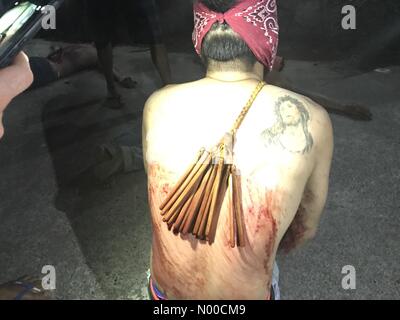 Malolos, Bulacan, Philippines. 13 avr, 2017. Des dizaines d'hommes du village dans Paombong Kapitangan, Bulacan effectue flagellation dans la nuit du Jeudi Saint (avril 13,2017). Sherbien Dacalanio : Crédit/StockimoNews/Alamy Live News Banque D'Images