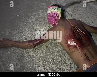 Malolos, Bulacan, Philippines. 13 avr, 2017. Des dizaines d'hommes du village dans Paombong Kapitangan, Bulacan effectue flagellation dans la nuit du Jeudi Saint (avril 13,2017). Sherbien Dacalanio : Crédit/StockimoNews/Alamy Live News Banque D'Images