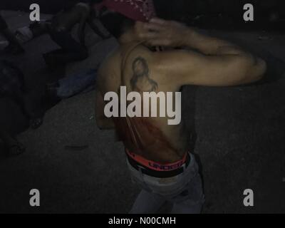 Malolos, Bulacan, Philippines. 13 avr, 2017. Des dizaines d'hommes exécutés flagellation dans la nuit du Jeudi saint dans Paombong, Bulacan. Sherbien Dacalanio : Crédit/StockimoNews/Alamy Live News Banque D'Images