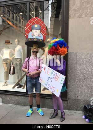 New York, USA. Apr 16, 2017. Les manifestants sont en costume d'atout pour le défilé annuel de Pâques Bonnet à New York, le 16 avril 2017. Le défilé a lieu chaque année le long de la Cinquième Avenue. Credit : TD Dolci/StockimoNews/Alamy Live News Banque D'Images