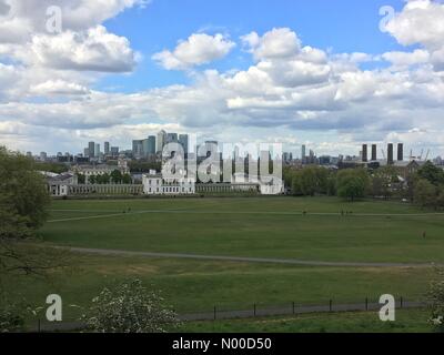 Blackheath Ave, London, UK. Apr 25, 2017. Ciel bleu et nuages gonflés plus maritime Greenwich sur une journée froide mais lumineuse dans London Crédit : Rob Powell/StockimoNews/Alamy Live News Banque D'Images