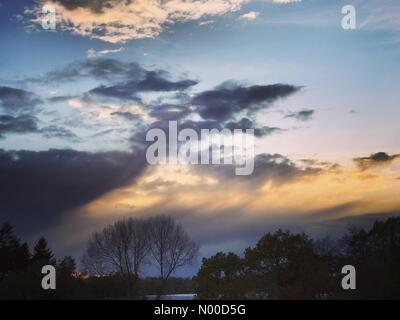 Tuesley Ln, Godalming, UK. Apr 26, 2017. Météo France : Menaces sur Godalming. Tuesley ferme, Godalming. 26 avril 2017. Les vents du nord amer a stormy conditions à la Home Counties ce soir. Les nuages de tempête plus de Godalming. /StockimoNews jamesjagger : Crédit/Alamy Live News Banque D'Images