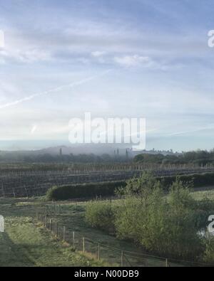 Godalming, UK. 09Th Mai, 2017. Météo France : Godalming. Tuesley Ln, Godalming. Le 2 mai 2017. Beau Soleil au printemps Home Counties ce matin. Aube sur Godalming à Surrey. /StockimoNews jamesjagger : Crédit/Alamy Live News Banque D'Images